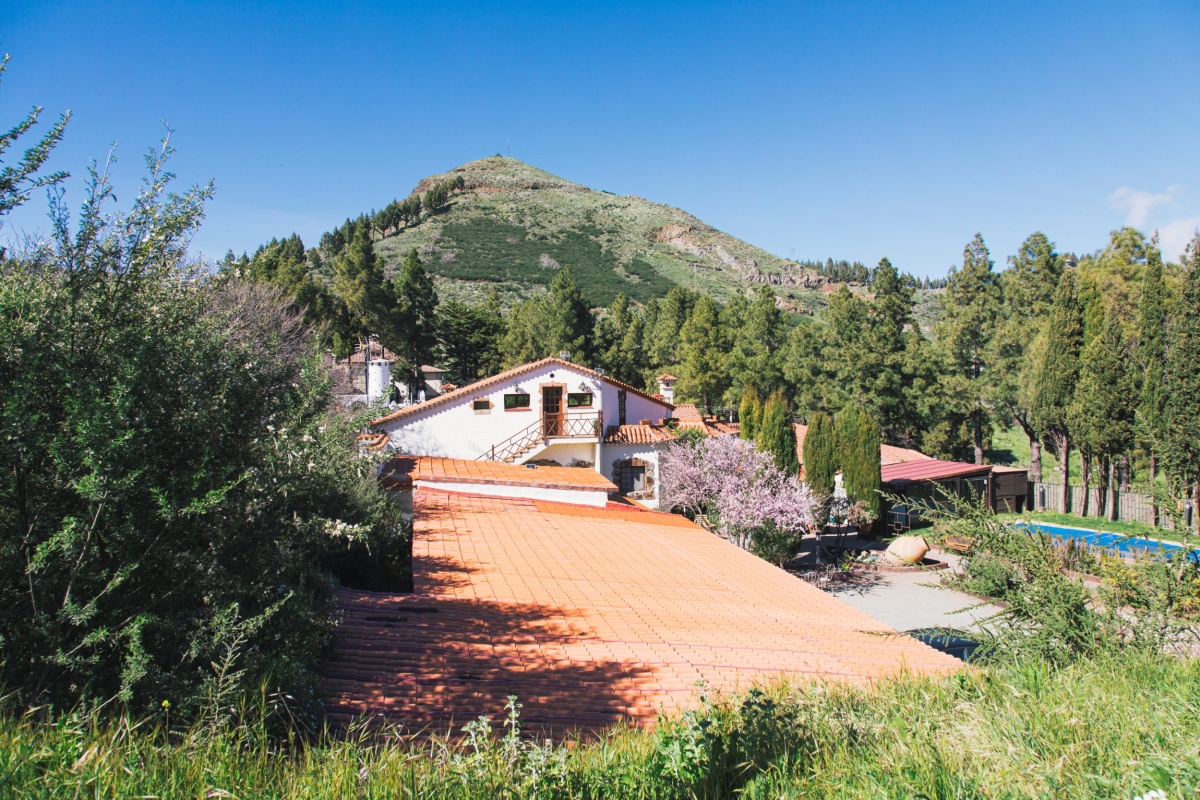 Fachada del Hotel Rural El Refugio rodeado de naturaleza en Gran Canaria.