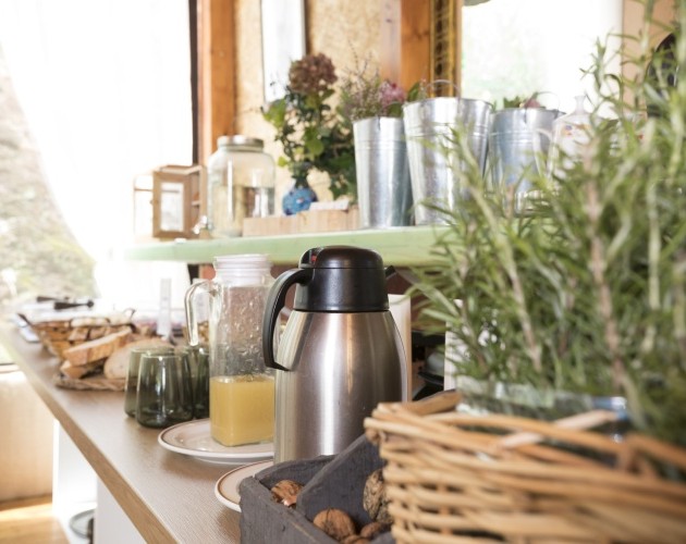 Desayuno en el Hotel Rural El Refugio, mostrando una variedad de bebidas y alimentos.