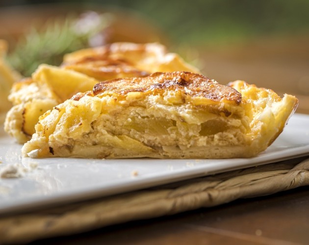 Tortilla casera, suave y dorada, lista para servir.