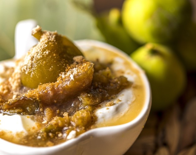 Delicioso postre de higo con yogur y galleta desmenuzada.