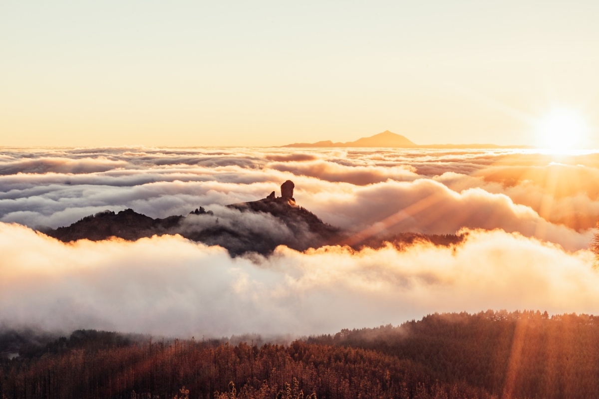 Vista desde el Hotel Rural El Refugio al Roque Nublo en Gran Canaria durante el amanecer entre nubes.