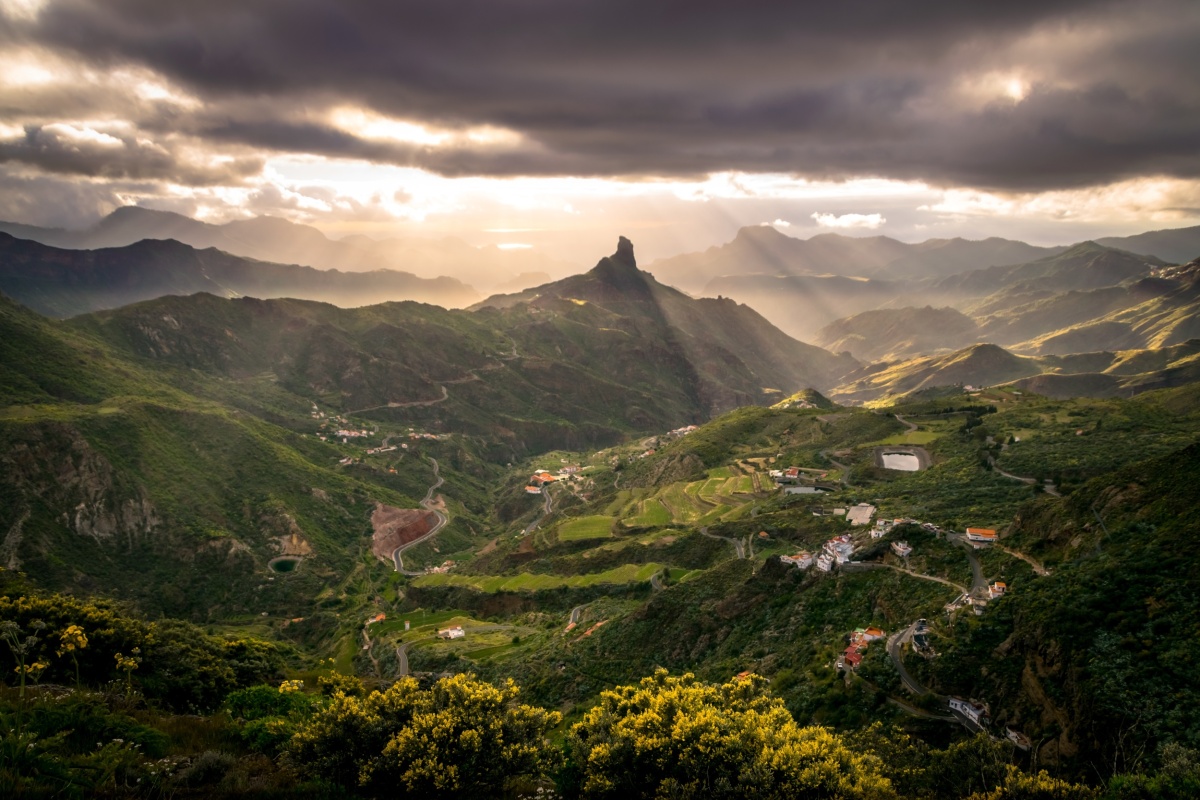 Vista panorámica de Roque Nublo en Gran Canaria con montañas y luz del sol.